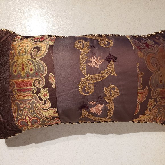 3 Deluxe Decorative "Ritz Carlton" Gold Series Throw Pillows 2 Sided - As New A+ - Picture 2 of 9